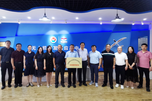 民建保定市委赴河北省科技工程學(xué)校調(diào)研并舉行“實踐教育基地”授牌儀式